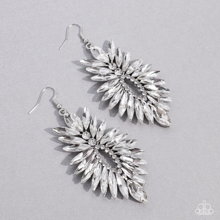 Aumente el lujo: pendientes blancos de Paparazzi